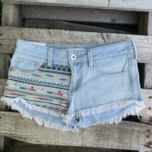Bullhead low rise embroidered boho jean shorts Size 1